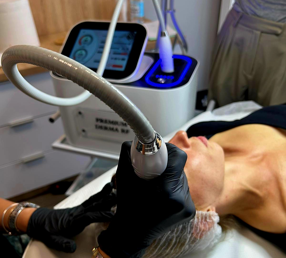 Jesień – Idealny Czas na Zabiegi Radiofrekwencji Mikroigłowej: Efekty, Korzyści i Urządzenie, które zmieni Twój Gabinet